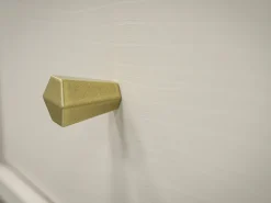 Komody></noscript>Lempert Beżowa komoda trzydrzwiowa do salonu 160 cm TOKEN beż piaskowy