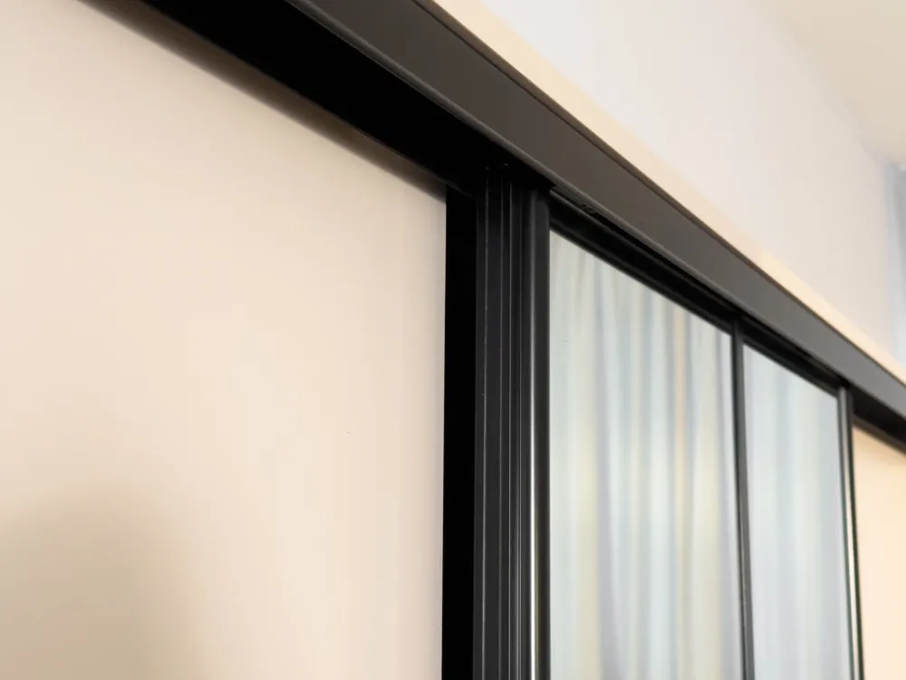 Zestawy Mebli Do Przedpokoju|Szafy Trzydrzwiowe>BROMARKT Beżowa wysoka szafa przesuwna z lustrem 250 cm EDGE MAX beż piaskowy