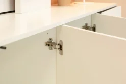 Zestawy Mebli Do Salonu|Komody></noscript>INTER MEBLE Biała komoda do salonu na nóżkach 180 cm BELLUNO biały