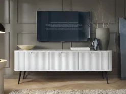 Zestawy Mebli Do Salonu|Szafki Rtv></noscript>PIASKI Biała nowoczesna szafka RTV 168 cm ZENIT ryflowane fronty biały