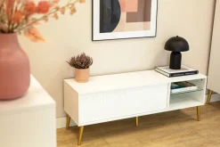 Zestawy Mebli Do Salonu|Szafki Rtv></noscript>INTER MEBLE Biała szafka pod telewizor RTV 135 cm na nóżkach BELLUNO biały