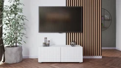 Szafki Rtv></noscript>GiB Meble Biała szafka RTV 100 cm nowoczesna z ryflowanymi frontami KORDIS biały