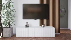 Szafki Rtv></noscript>GiB Meble Biała szafka RTV nowoczesna 150 cm z ryflowanymi frontami KORDIS biały