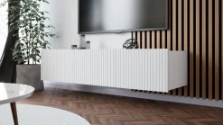 Szafki Rtv></noscript>GiB Meble Biała szafka RTV nowoczesna 150 cm z ryflowanymi frontami KORDIS biały