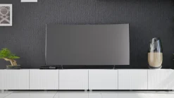 Szafki Rtv></noscript>GiB Meble Biała szafka RTV nowoczesna 150 cm z ryflowanymi frontami KORDIS biały