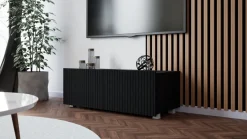 Szafki Rtv></noscript>GiB Meble Czarna nowoczesna szafka RTV 100 cm z ryflowanymi frontami KORDIS czarny