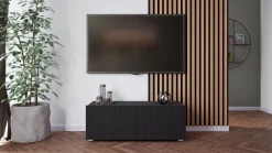 Szafki Rtv></noscript>GiB Meble Czarna nowoczesna szafka RTV 100 cm z ryflowanymi frontami KORDIS czarny