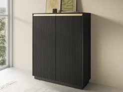 Komody></noscript>PIASKI Czarna wysoka komoda do salonu z ryflowanymi frontami 103 cm RAVO czarny