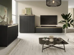 Komody></noscript>PIASKI Czarna wysoka komoda do salonu z ryflowanymi frontami 103 cm RAVO czarny