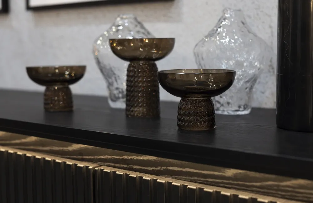 Komody>lenart. Czterodrzwiowa komoda nowoczesna z frezowanymi frontami TREND czarny