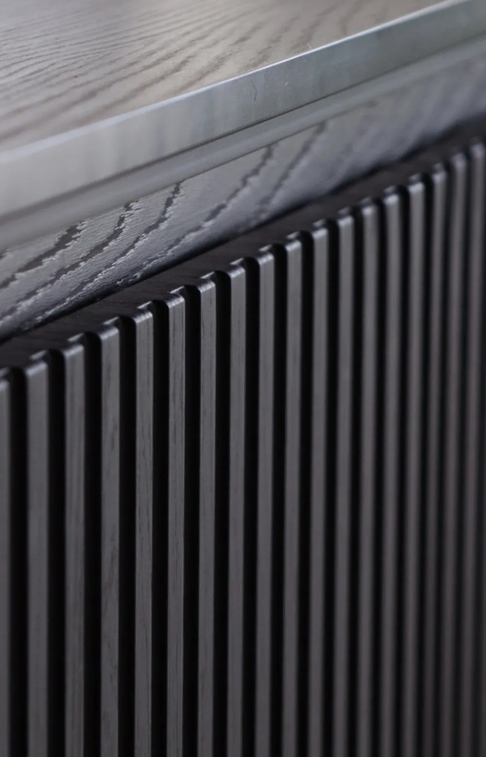 Komody>lenart. Czterodrzwiowa komoda nowoczesna z frezowanymi frontami TREND czarny