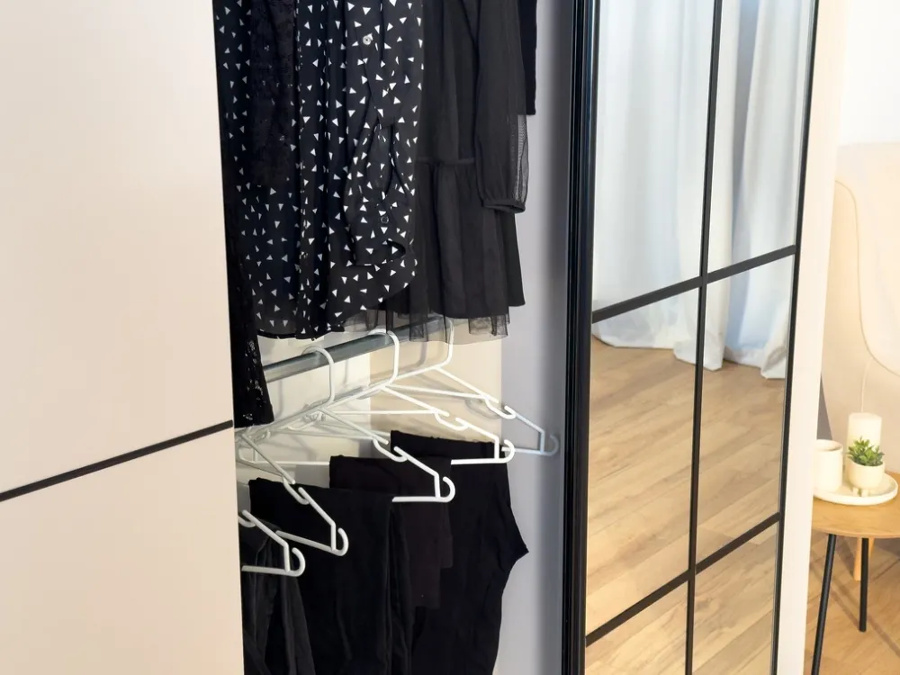 Zestawy Mebli Do Przedpokoju|Szafy Trzydrzwiowe>BROMARKT owa wysoka szafa przesuwna z lustrem 180 cm EDGE MAX grafit