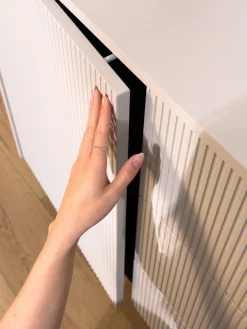 Zestawy Mebli Do Salonu|Komody></noscript>JUREK Komoda do salonu na nóżkach nowoczesna 126 cm ASPERO kaszmir