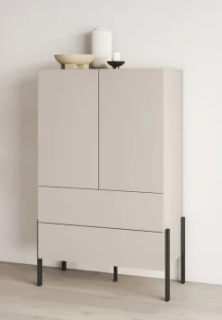 Zestawy Mebli Do Sypialni|Komody></noscript>Helvetia Komoda do sypialni 90 cm z szufladami i półkami JUKON kaszmir