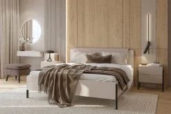 Zestawy Mebli Do Sypialni|Komody></noscript>Helvetia Komoda do sypialni 90 cm z szufladami i półkami JUKON kaszmir