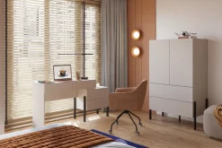 Zestawy Mebli Do Sypialni|Komody></noscript>Helvetia Komoda do sypialni 90 cm z szufladami i półkami JUKON kaszmir