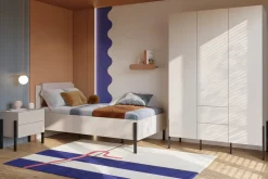 Zestawy Mebli Do Sypialni|Komody></noscript>Helvetia Komoda do sypialni 90 cm z szufladami i półkami JUKON kaszmir