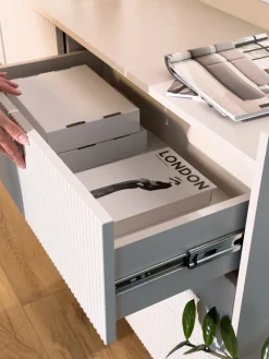 Zestawy Mebli Do Salonu|Komody></noscript>JUREK Nowoczesna komoda z szufladami na nóżkach 150 cm ASPERO orzech