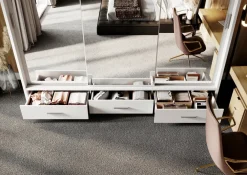 Zestawy Mebli Do Sypialni|Szafy Trzydrzwiowe></noscript>lenart. Nowoczesna szafa przesuwna z lustrem i szufladami 250 cm ARTI biały