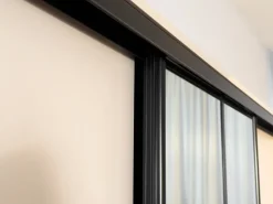 Szafy Trzydrzwiowe|Szafy Do Przedpokoju></noscript>BROMARKT Pojemna biała szafa przesuwna 280 cm z półkami EDGE MAX biały