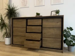 Komody></noscript>BROMARKT Pojemna trzydrzwiowa komoda z szufladami LOFT 180 cm dąb lefkas