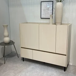 Komody></noscript>MEBLAR Trzydrzwiowa komoda młodzieżowa 120 cm z szufladami na nóżkach LISSARO