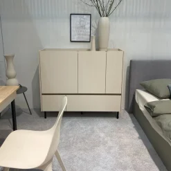 Komody></noscript>MEBLAR Trzydrzwiowa komoda młodzieżowa 120 cm z szufladami na nóżkach LISSARO