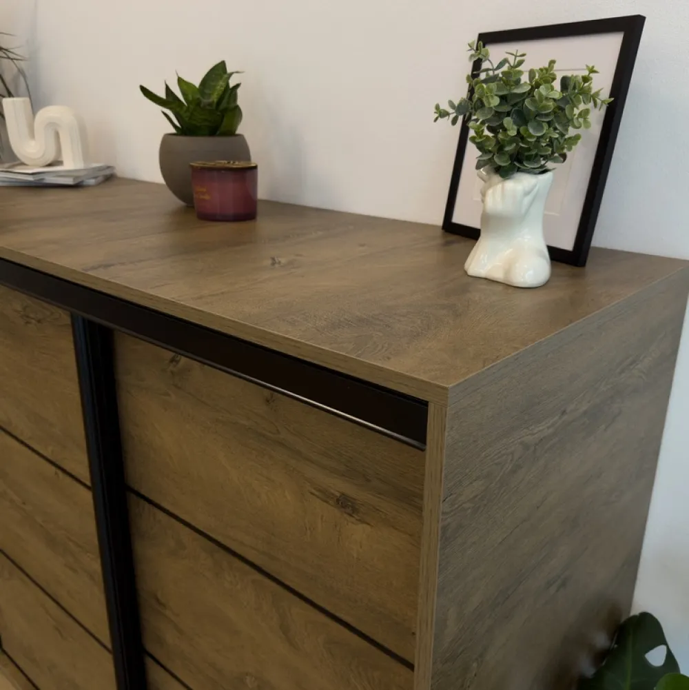 Komody>BROMARKT Trzydrzwiowa komoda przesuwna 160 cm z szufladami LOFT