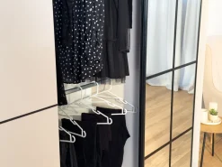 Zestawy Mebli Do Przedpokoju|Szafy Trzydrzwiowe></noscript>BROMARKT Trzydrzwiowa szafa przesuwna z lustrem 150 cm do sypialni EDGE dąb artisan