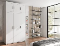 Zestawy Mebli Do Przedpokoju|Szafy Trzydrzwiowe></noscript>Lempert Trzydrzwiowa szafa z nadstawką 133 cm do sypialni KUBA biały
