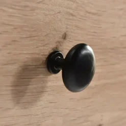 Witryny></noscript>JARSTOL Witryna do salonu z lamelami CALIS