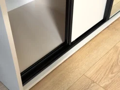 Zestawy Mebli Do Przedpokoju|Szafy Trzydrzwiowe></noscript>BROMARKT Wysoka beżowa trzydrzwiowa szafa przesuwna 200 cm EDGE MAX beż piaskowy