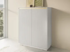 Komody></noscript>PIASKI Wysoka biała komoda do salonu z ryflowanymi frontami 103 cm RAVO biały