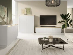 Komody></noscript>PIASKI Wysoka biała komoda do salonu z ryflowanymi frontami 103 cm RAVO biały