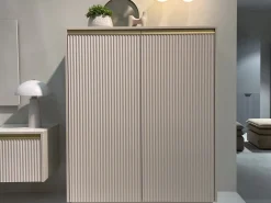 Komody></noscript>PIASKI Wysoka biała komoda do salonu z ryflowanymi frontami 103 cm RAVO biały