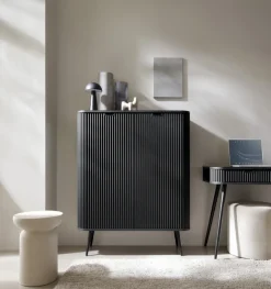 Komody></noscript>PIASKI Wysoka czarna dwudrzwiowa komoda do salonu 103 cm ZENIT czarny