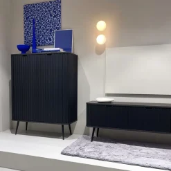 Komody></noscript>PIASKI Wysoka dwudrzwiowa biała komoda do salonu 103 cm ZENIT biały