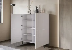 Zestawy Mebli Do Salonu|Komody></noscript>BRATEX Wysoka komoda biała do salonu z ryflowanymi frontami 120 cm PUNES cichy domyk biały