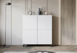 Zestawy Mebli Do Salonu|Komody></noscript>BRATEX Wysoka komoda biała do salonu z ryflowanymi frontami 120 cm PUNES cichy domyk biały