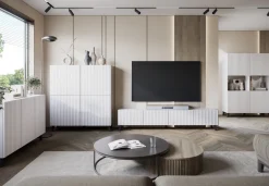 Zestawy Mebli Do Salonu|Komody></noscript>BRATEX Wysoka komoda biała do salonu z ryflowanymi frontami 120 cm PUNES cichy domyk biały