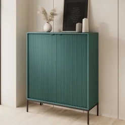 Komody></noscript>PIASKI Wysoka komoda do salonu 104 cm AVANTI ryflowane fronty labrador