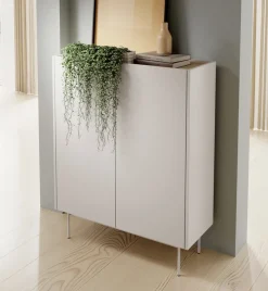 Komody></noscript>PIASKI Wysoka nowoczesna komoda dwudrzwiowa 97 cm CRYSTAL kaszmir